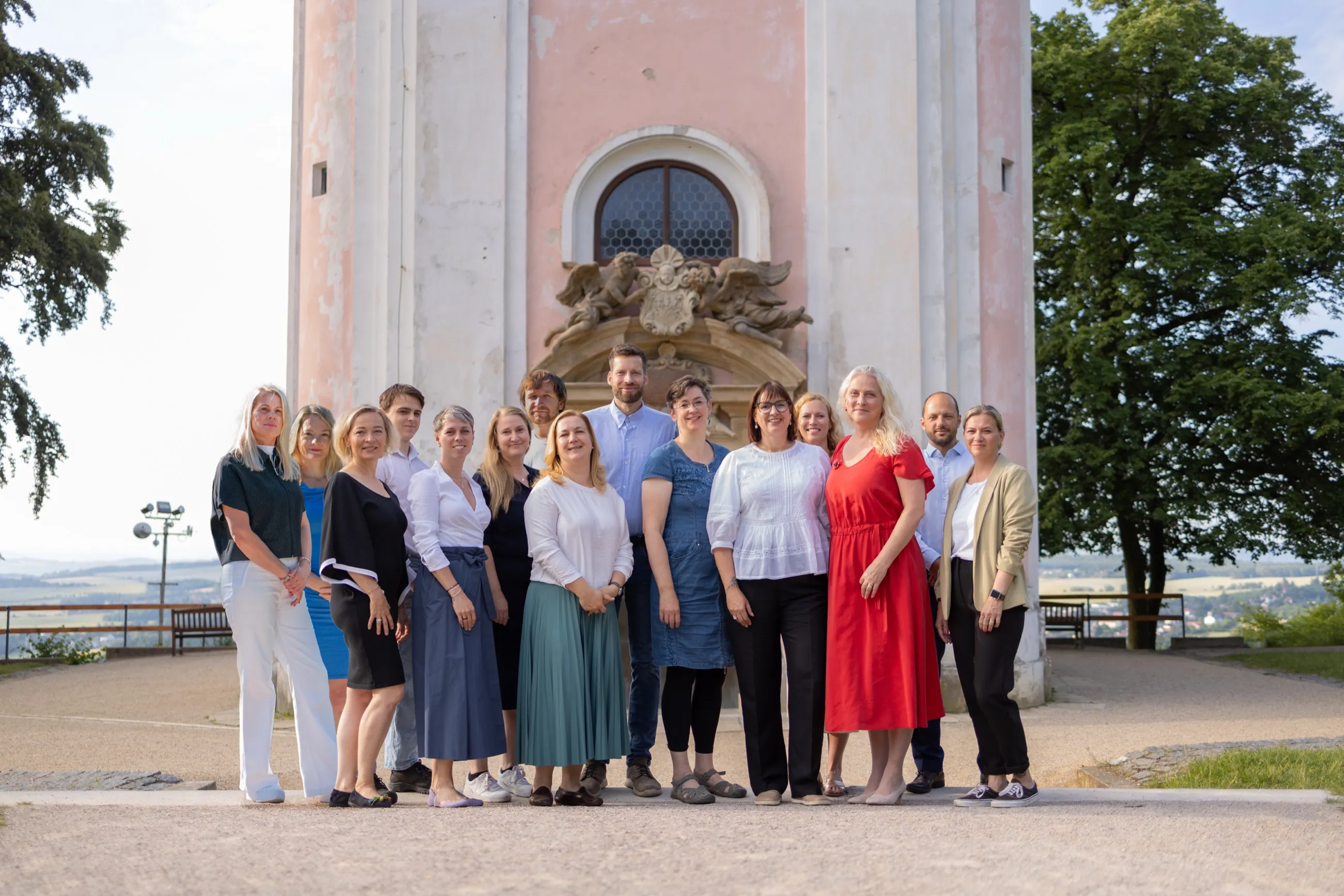 Všech patnáct kandidátů sdružení Mníšek – Město pro rodinu před kaplí na Skalce